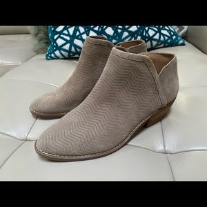 NWT Lucky Brand tan /taupe suede booties